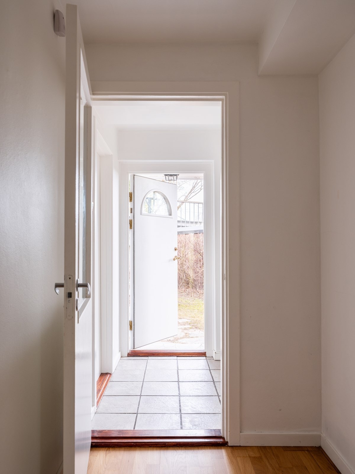 Egen sekundærenhet med entré, gang, stue, kjøkken, bad og to soverom. Galleribilde