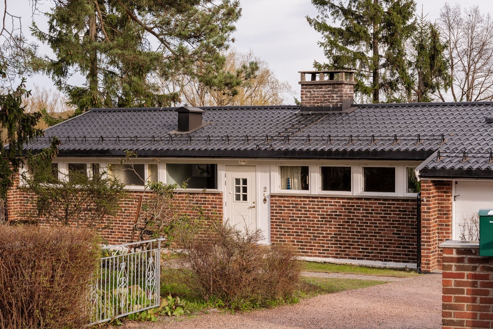 Teglfasaden er solid og svært enkel å vedlikeholde, og kan enkelt rengjøres ved spyling. Galleribilde
