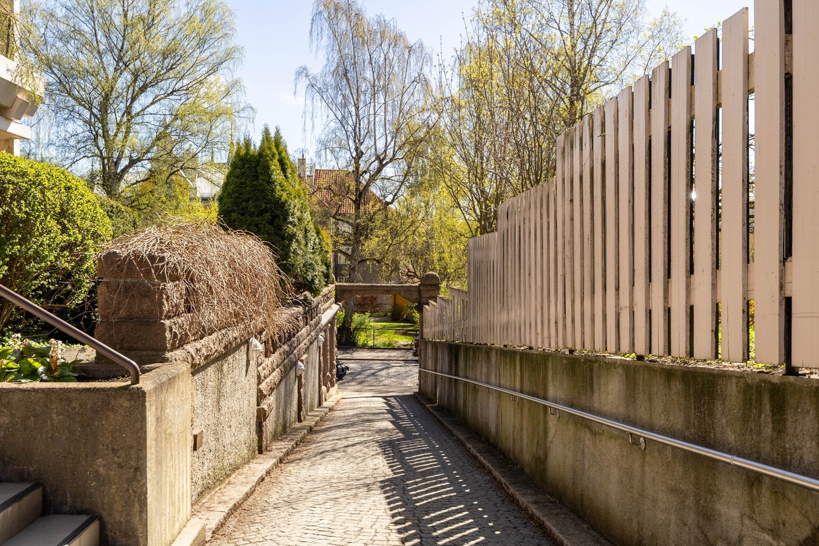 Elegant og karakterfull inngang til bygget via en flott portåpning i stein, som gir et særpreget og representativt førsteinntrykk av eiendommen Galleribilde
