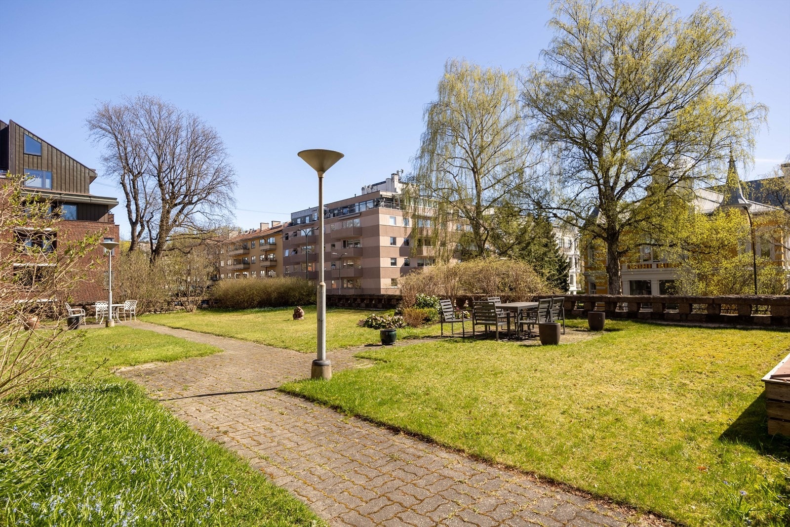 Området har en unik kombinasjon av stilfull arkitektur og nærhet til Frognerparken, samt lokale attraksjoner som Vestkanttorget og Briskeby Galleribilde