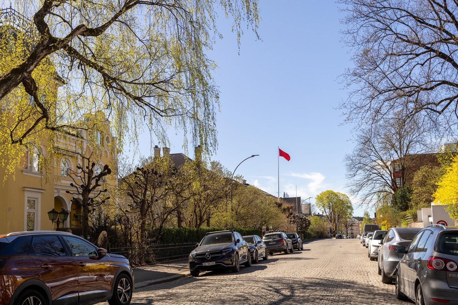 I tillegg til egen garasjeplass finnes det gode parkeringsmuligheter i gatene rundt eiendommen Galleribilde
