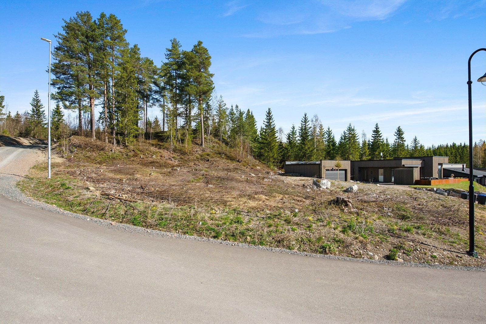 Fra tomten er det ca 4,5 km til Hunndalen hvor du finner flere dagligvarebutikker. Det er ca 1,5 km til Bybrua barnehage og ca 2 km til Grande skole. Galleribilde
