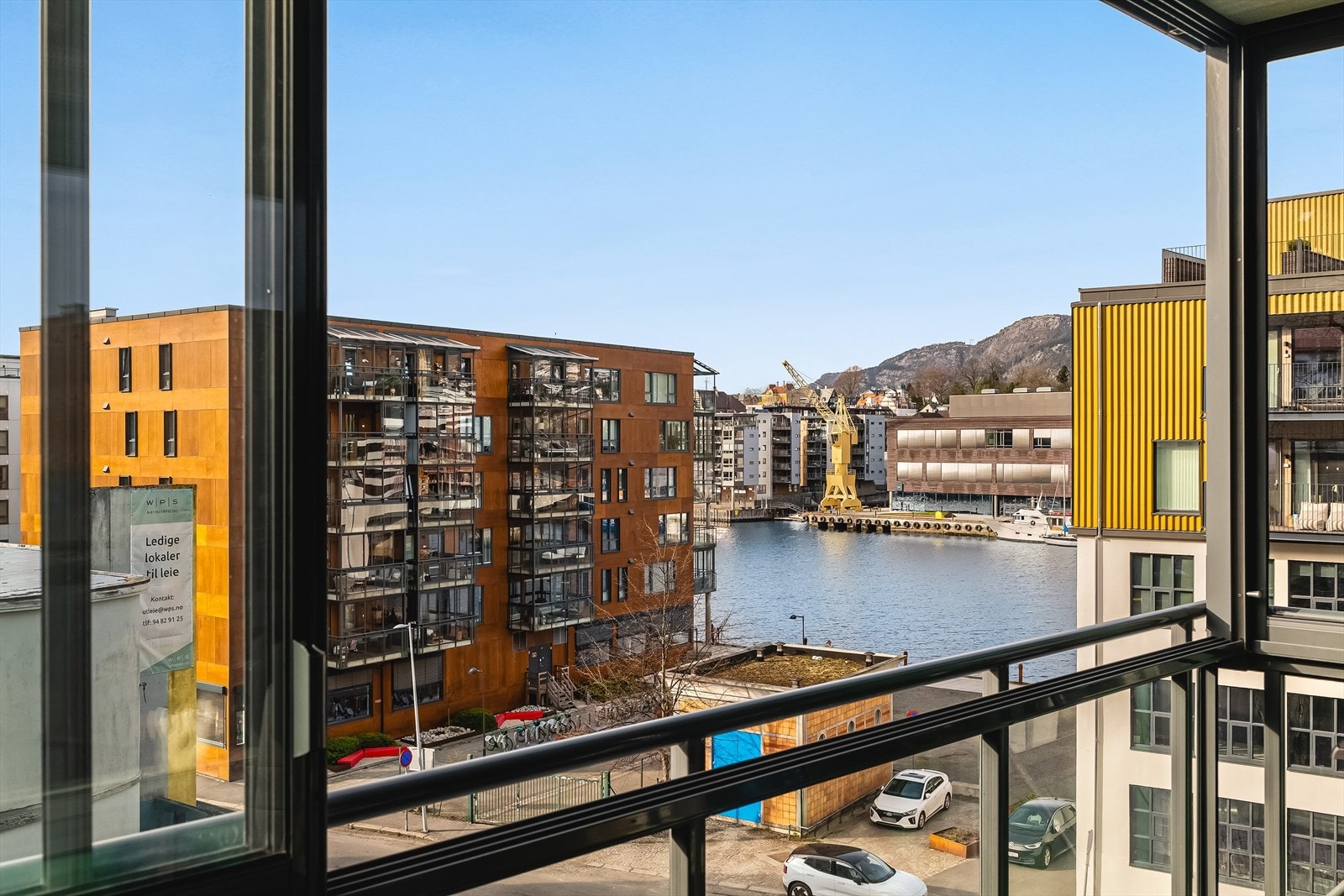 Innglasset balkong (kan åpnes opp) har vært benyttet store deler av året. Sol mellom ca. 16-22:30 sommerstid. Strømuttak til f.eks. varmelampe. Galleribilde