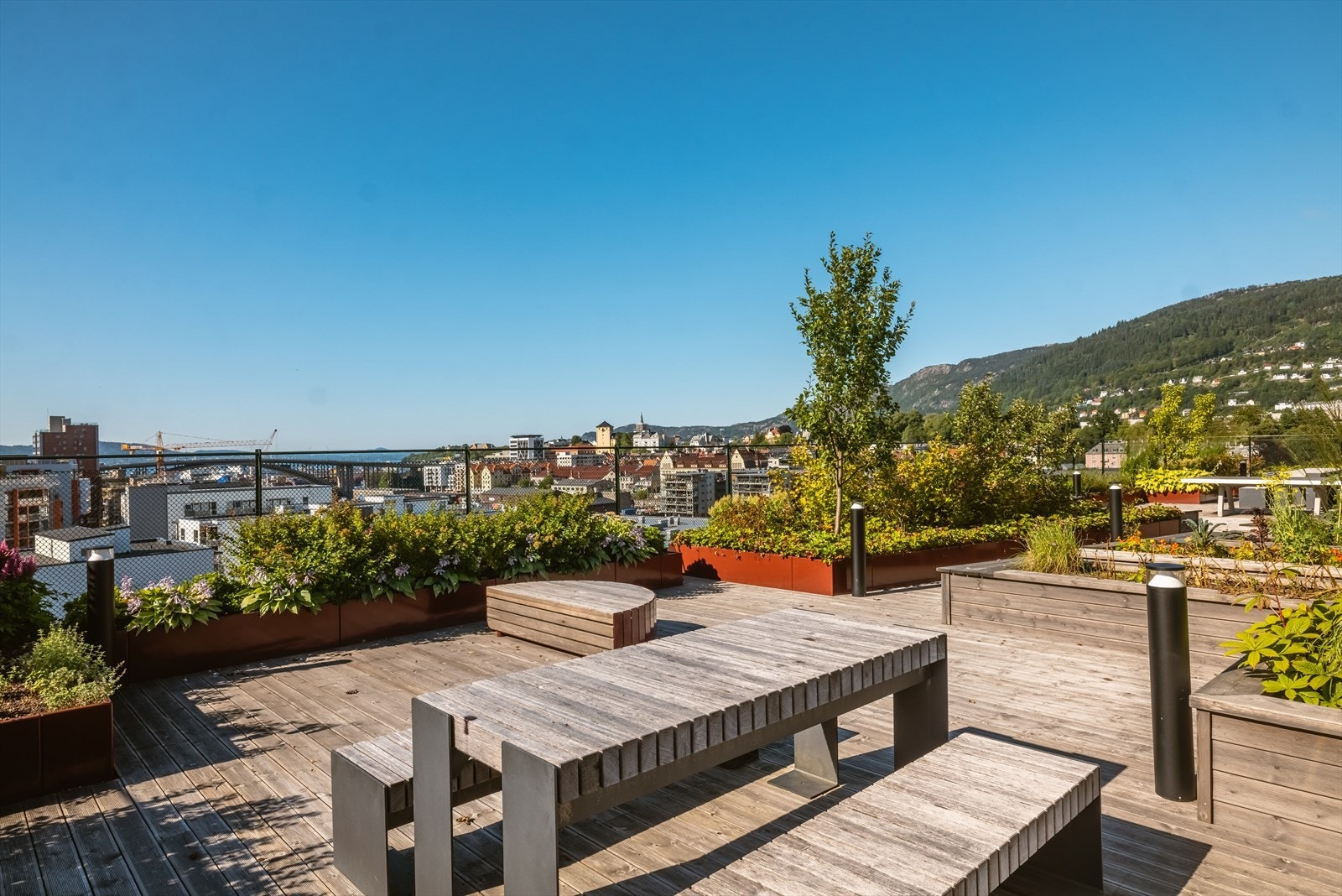 Eventyrlig utsikt, hyggelige sittegrupper og de beste solforhold. Takterrassen er delt opp i fine soner, slik at man får litt avstand om flere bruker den. Galleribilde