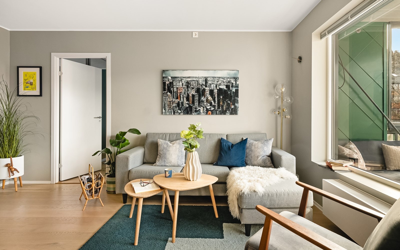 Sofagruppe og spisebord har fine, litt adskilte soner, som gjør rommet veldig lett å møblere funksjonelt. Galleribilde