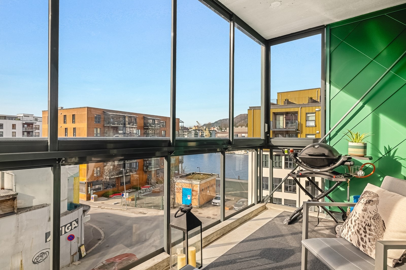 Fra stue/kjøkken er det tilkomst til innglasset balkong. Denne måler 7,3 m², og vender mot sentrum/Puddefjordsbroen med ypperlig ettermiddags- og kveldssol. Galleribilde