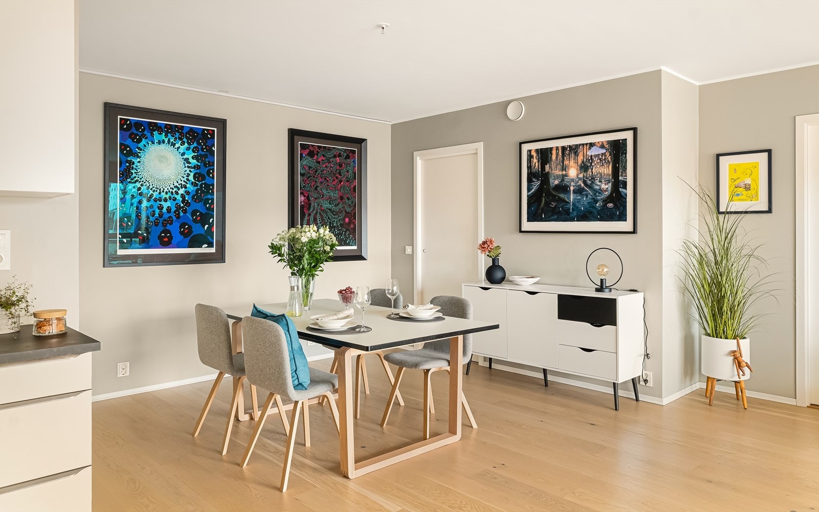 Sosialt og hyggelig med åpen løsning til kjøkken, samtidig fint at kjøkken er trukket litt tilbake i en egen sone. Galleribilde