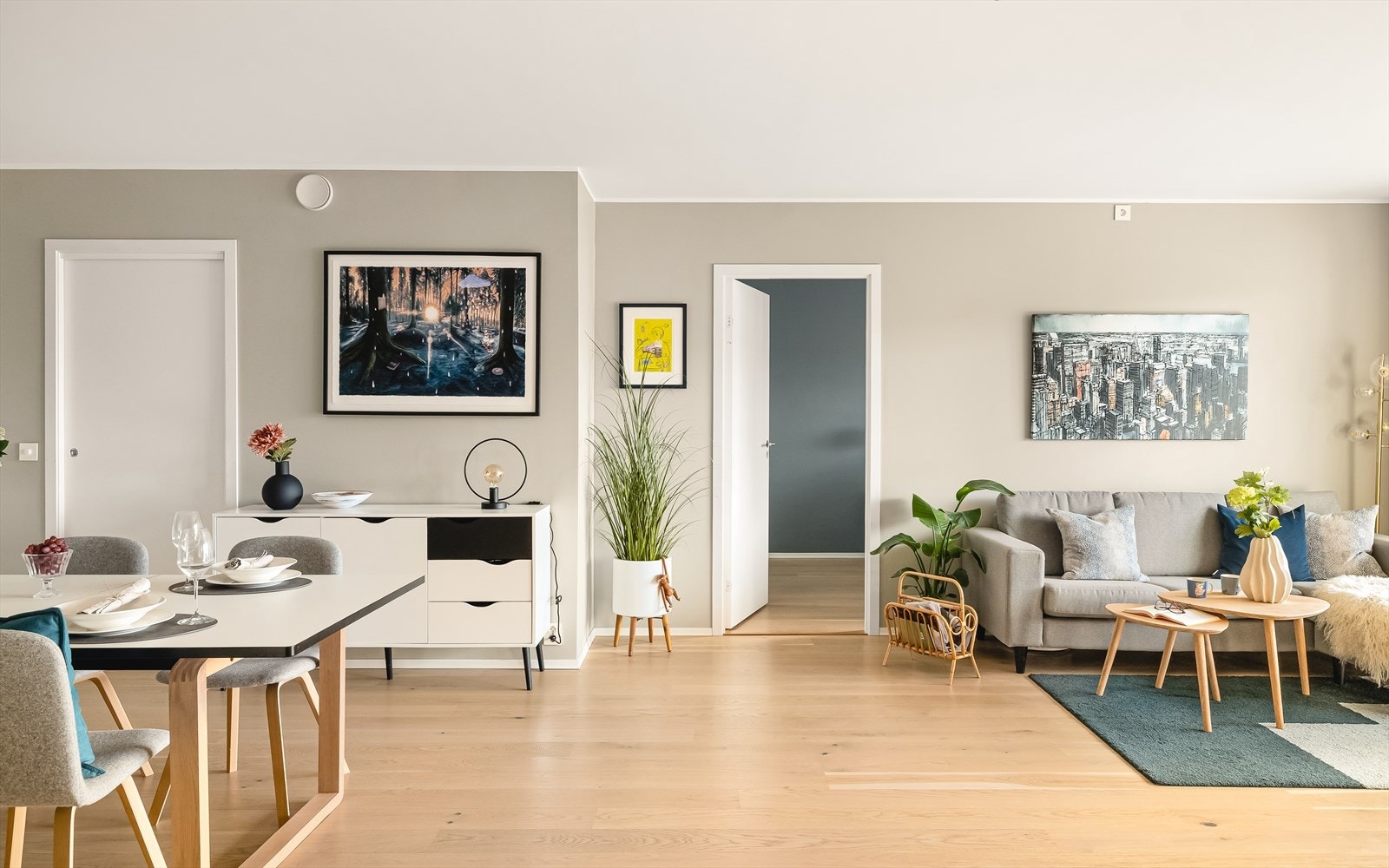 Stue-/kjøkken har åpen løsning, og veldig fine soner fordelt ut på 37m² med boltreplass. Romslig takhøyde på ca. 2,50 meter. Galleribilde