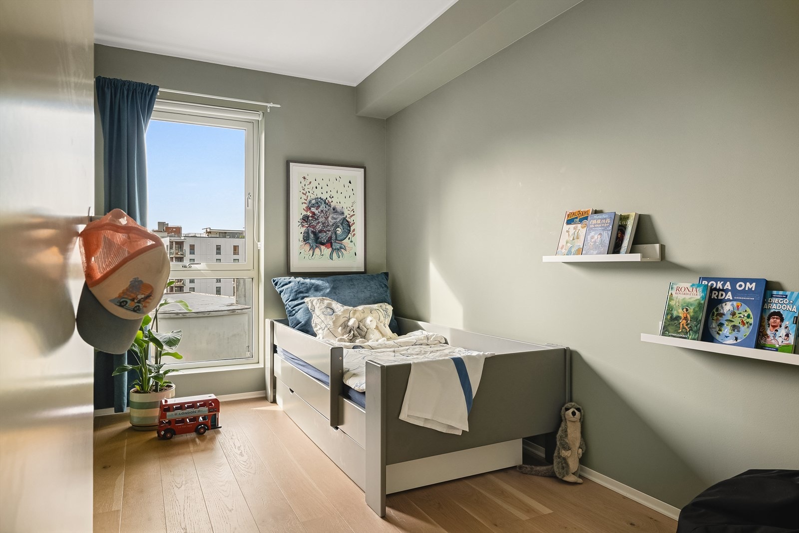 Leilighetens andre soverom er målt til 8 m², og egner seg veldig fint som både barnerom, utleie til studiekamerat eller gjesterom/kontor. Galleribilde