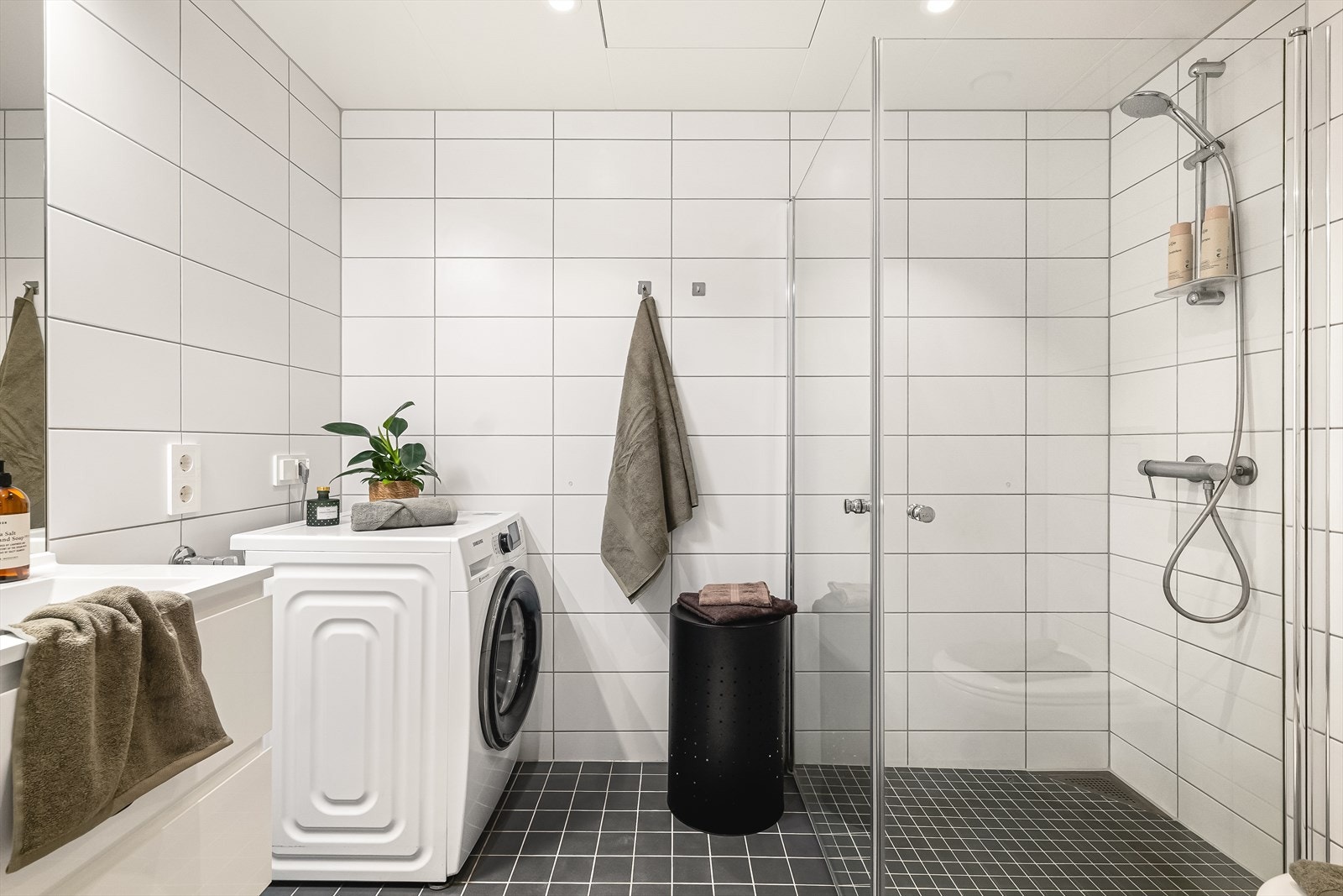 Det lekre, helflisede badet fremstår moderne og praktisk, med varmekabler i gulv. Galleribilde