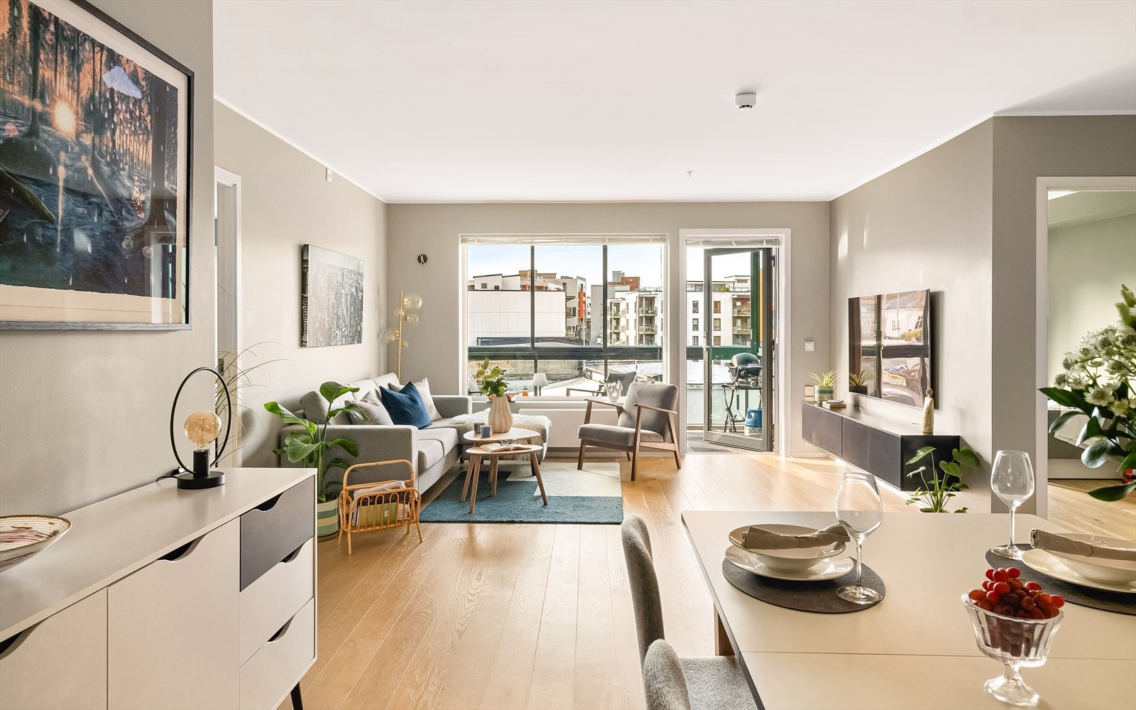 Leiligheten har en åpen løsning mellom kjøkken og stue, med adkomst direkte fra entré. Galleribilde