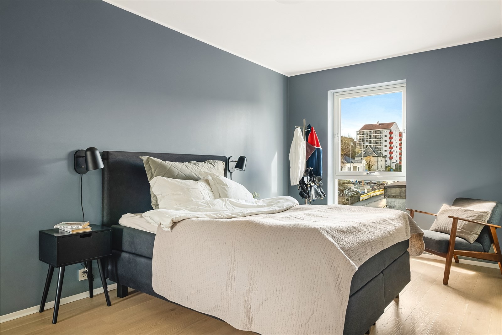 Hovedsoverommet er svært luftig og romslig (15,5 m²). Her har du rikelig plass til dobbeltseng, nattbord på hver side og øvrig soveromsinnredning. Galleribilde