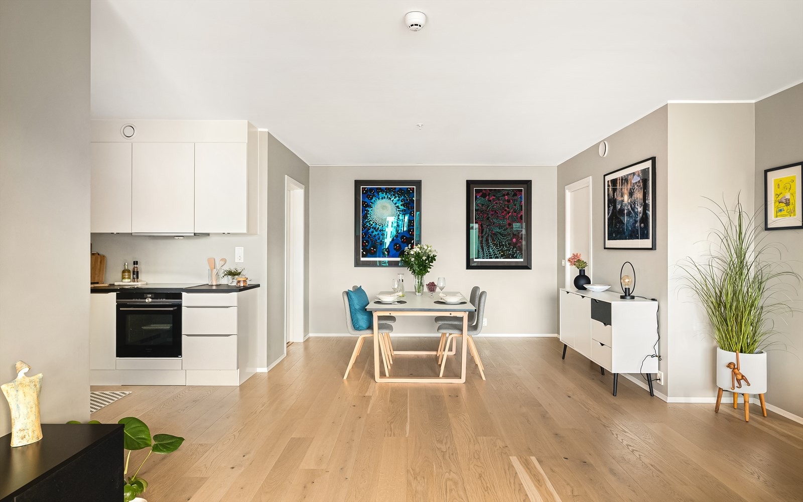 Kjekt å kunne trekke ut et langbord, slik at man kan invitere på hyggelige sammenkomster. Galleribilde