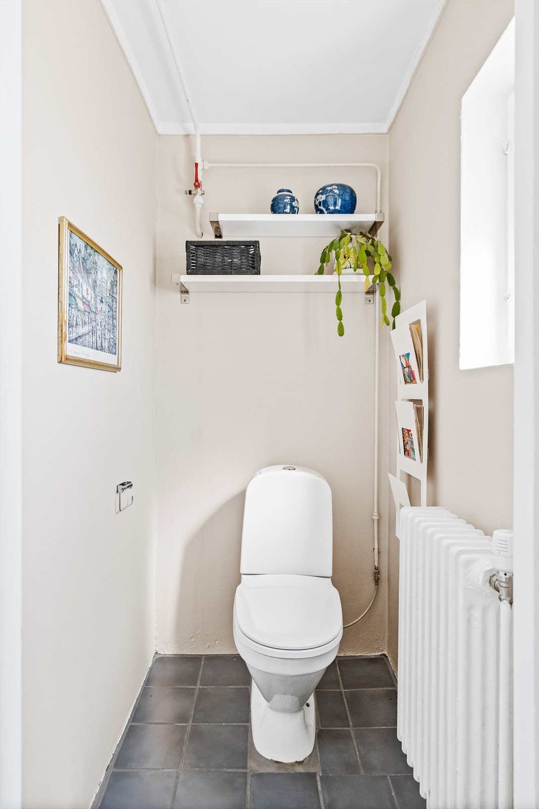 Fra gangen er det inngang til et toalettrom. Galleribilde