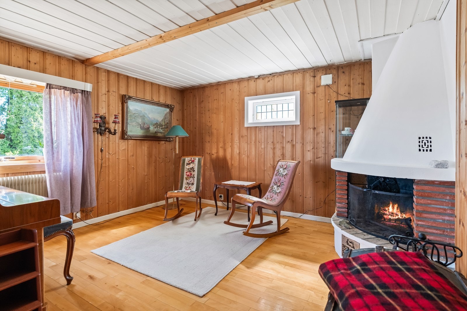 Rommet er i dag innredet med kontorplass, bokhyller mm. Det er en stor peis i stuen. Galleribilde