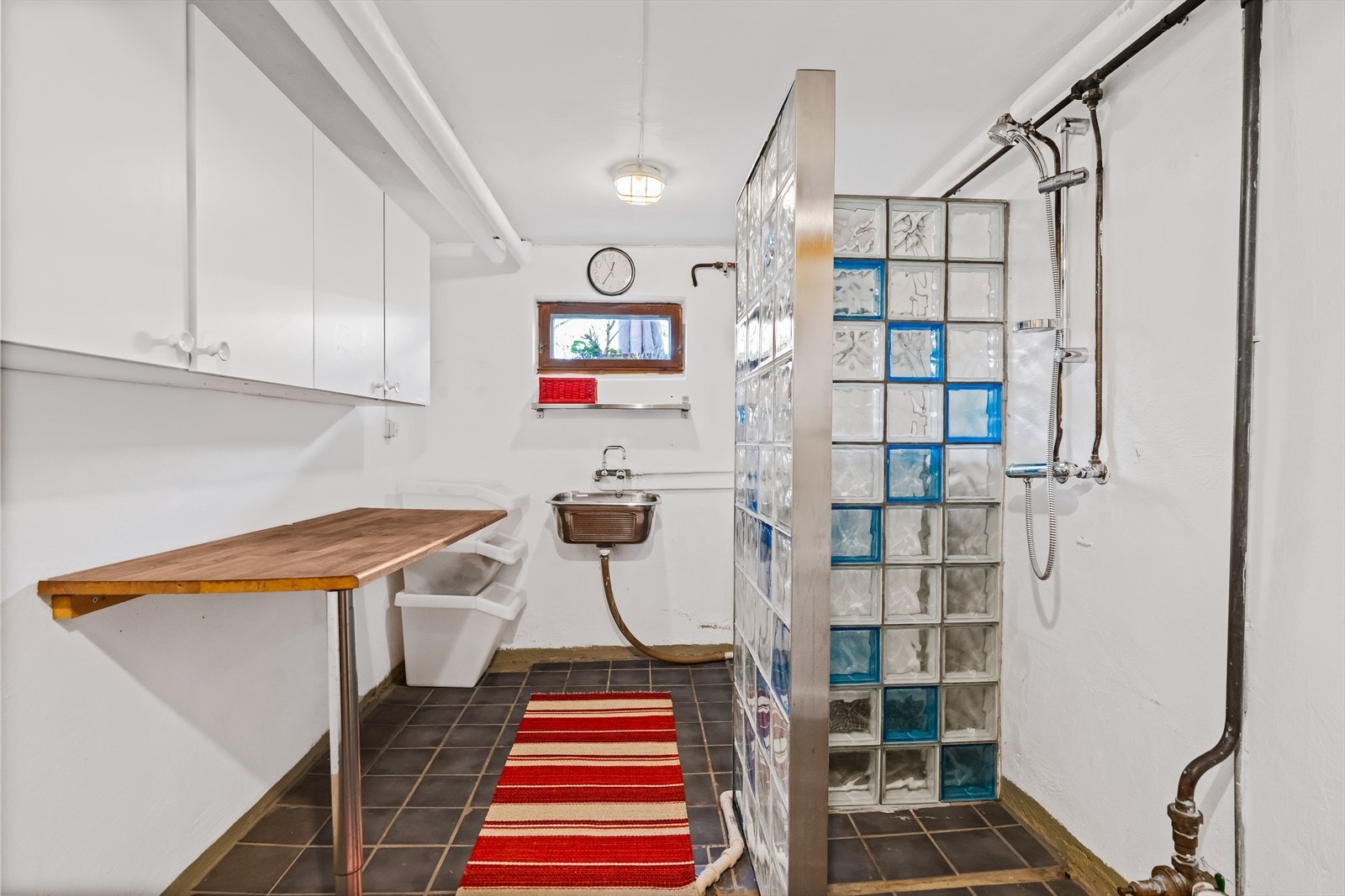 Badet i underetasjen er av eldre standard, og er i følge selger fra byggeåret. Galleribilde