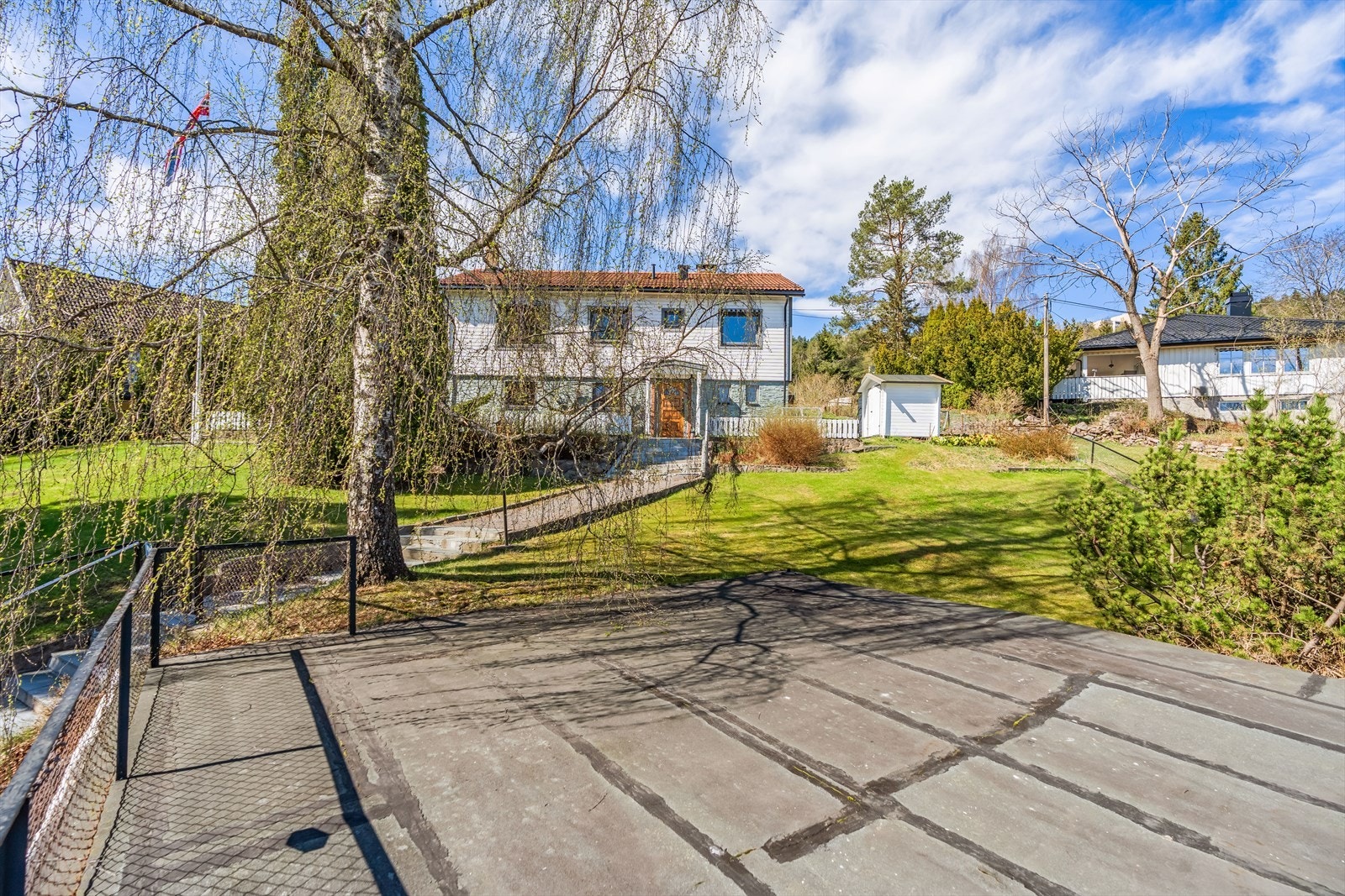 Det er gangsti fra gårdsplassen opp til huset. Galleribilde
