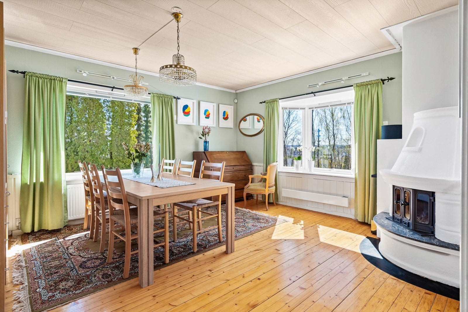Rommet har god plass til stort spisebord - her er det plass til hele storfamilien! Galleribilde