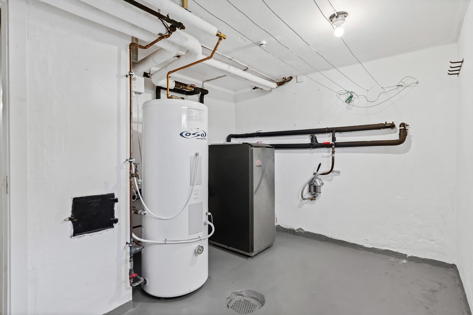 I det teknisk rommet/fyrrommet er det satt varmtvannsbereder, med en kapasitet på ca. 120 liter, produsert i 2015. Galleribilde