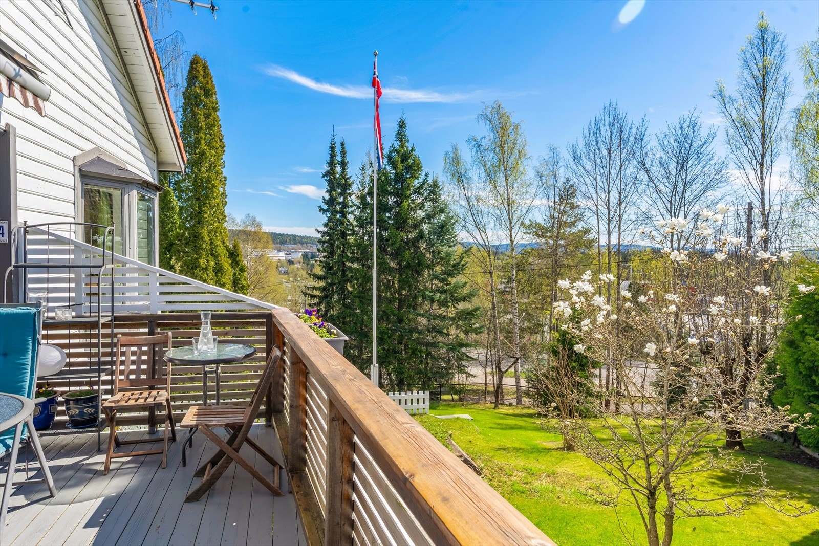 Verandaen er delvis overbygget, og byr på fint utsyn. Galleribilde