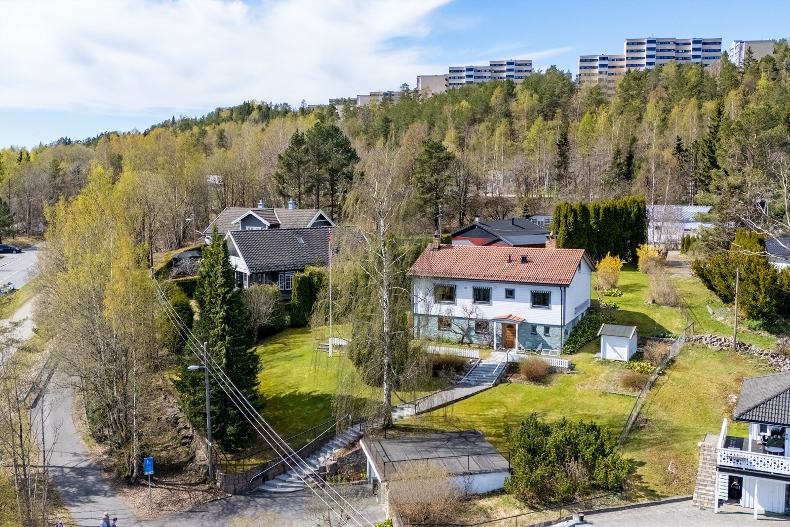 Eiendommen har en ekstra innkjørsel via tinglyst adkomstrett på baksiden av tomten. Galleribilde