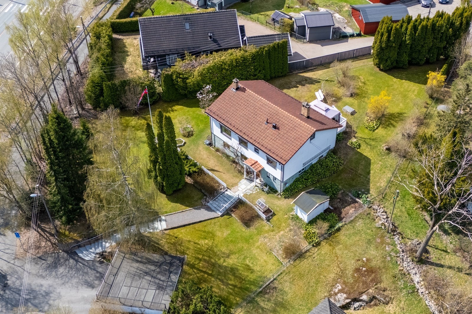 Boligen har en familievennlig planløsning, og rommer blant annet 2 stuer, kjøkken, 2 bad, 3 soverom, badstue og mye bodplass! Galleribilde