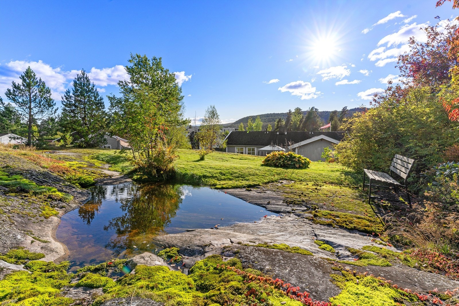 Tomten har mye naturlig terreng med fjellberg. Galleribilde