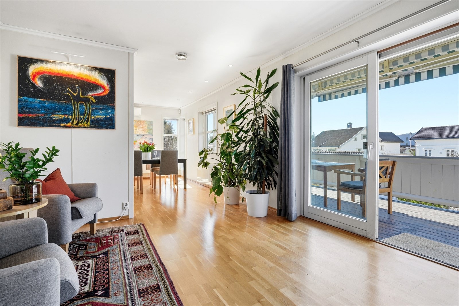 Praktisk og fin skyvedør fra stuen og ut til balkongen. Galleribilde