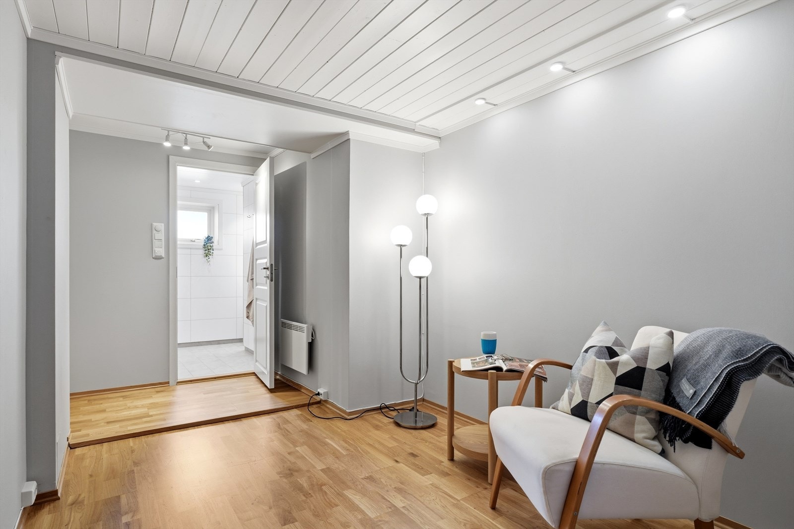 Gang med plass til møblering eller garderobeskap. Galleribilde
