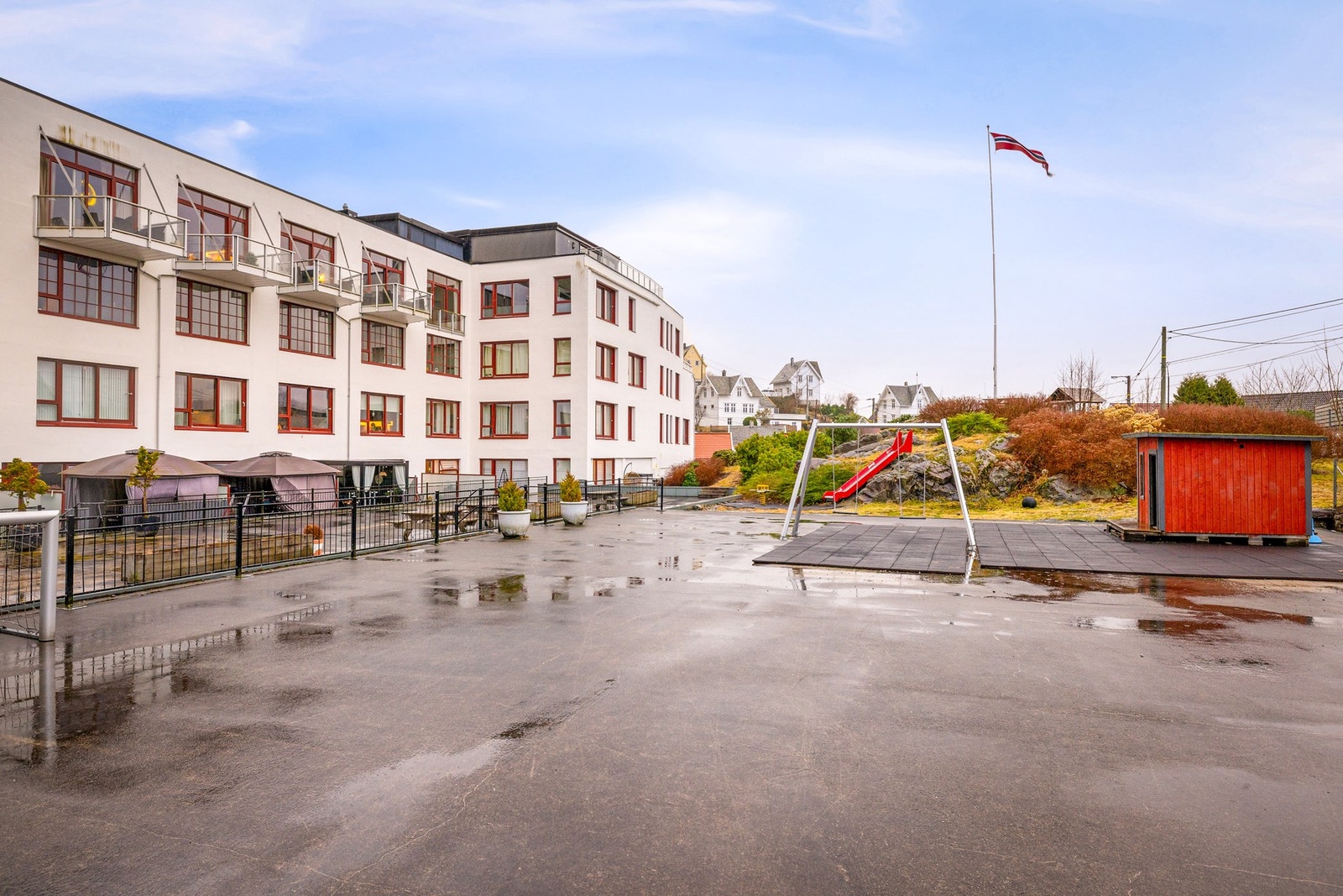 - Opparbeidet fellesområde med muligheter for ballspill og lek - Galleribilde