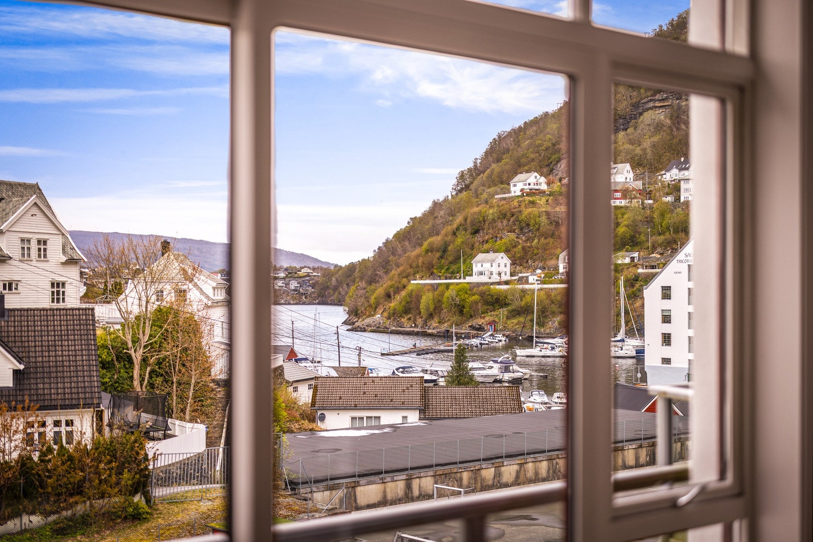 - Boligen ligger i maritime omgivelser med nærhet til sjøen - Galleribilde