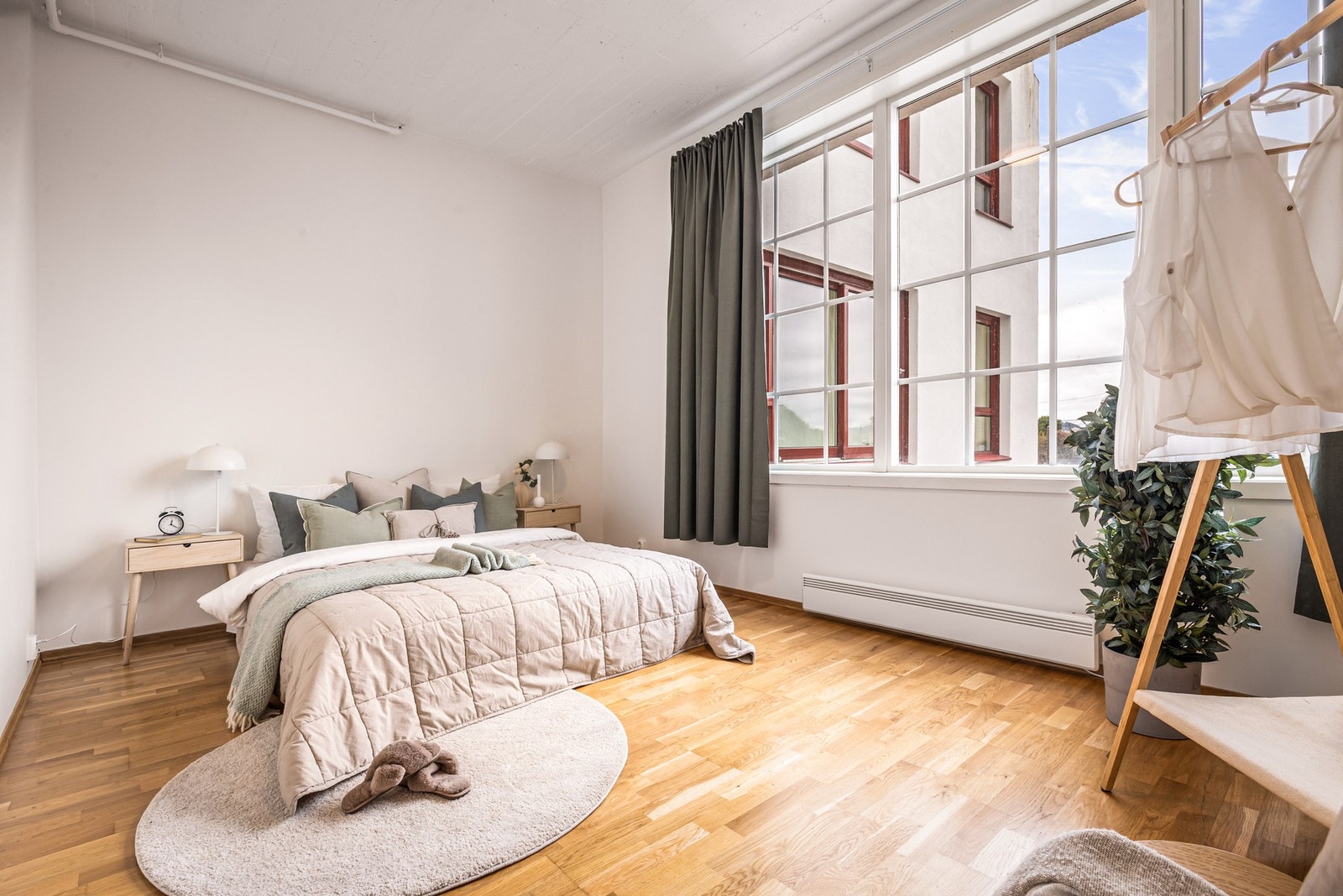 - Hovedsoverommet er på hele 14,8 m² og har god plass til ønsket møblement - Galleribilde