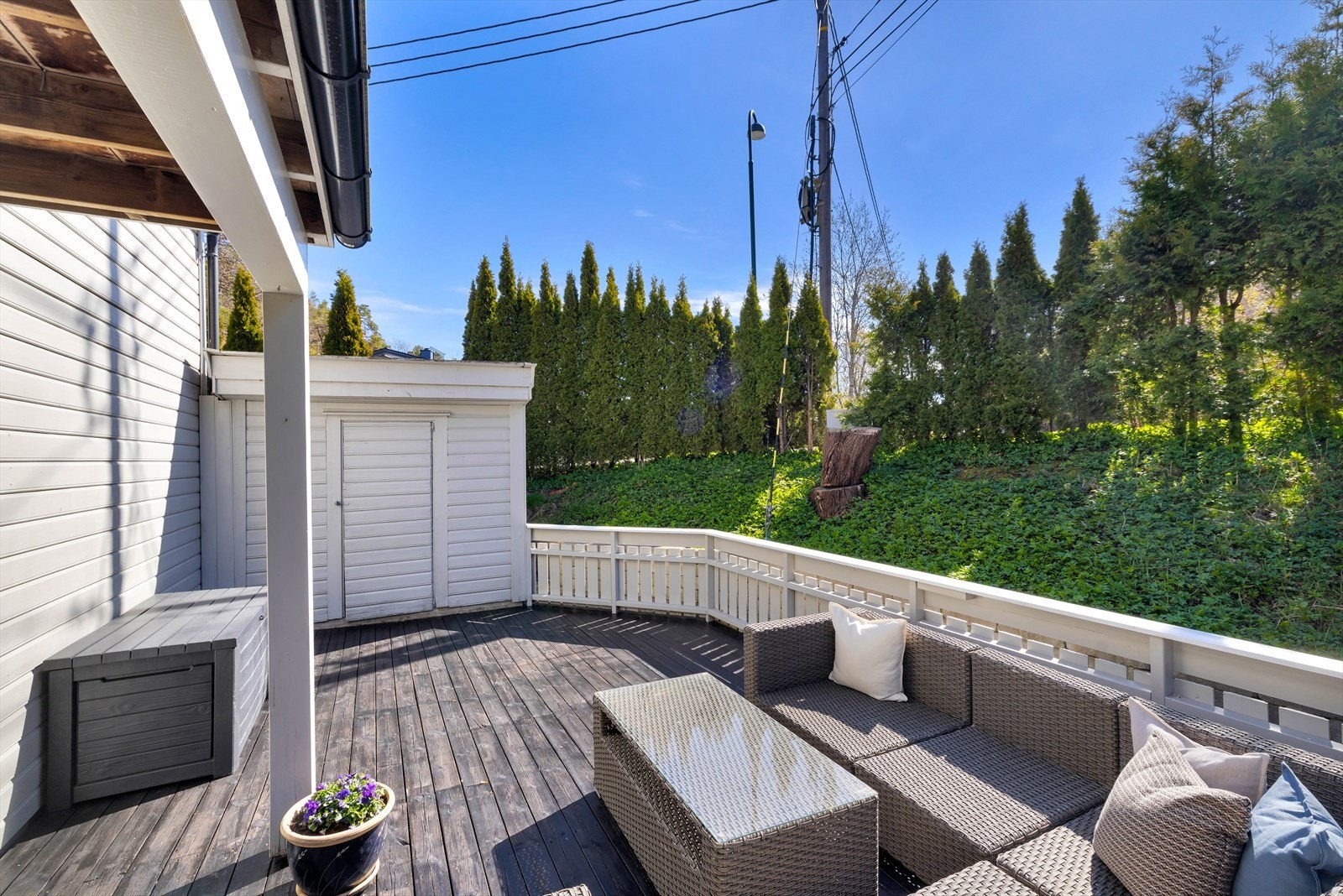 Terrasse med utgang fra stuen. Bod tilknyttet terrassen Galleribilde
