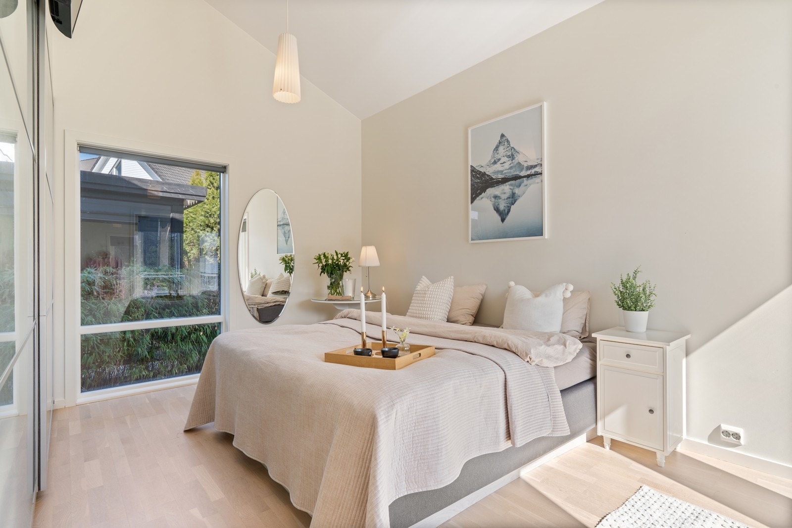 Praktisk skyvedørsgarderobe gir gode oppbevaringsmuligheter, og direkte adkomst til baderom sikrer en svært funksjonell og komfortabel løsning Galleribilde
