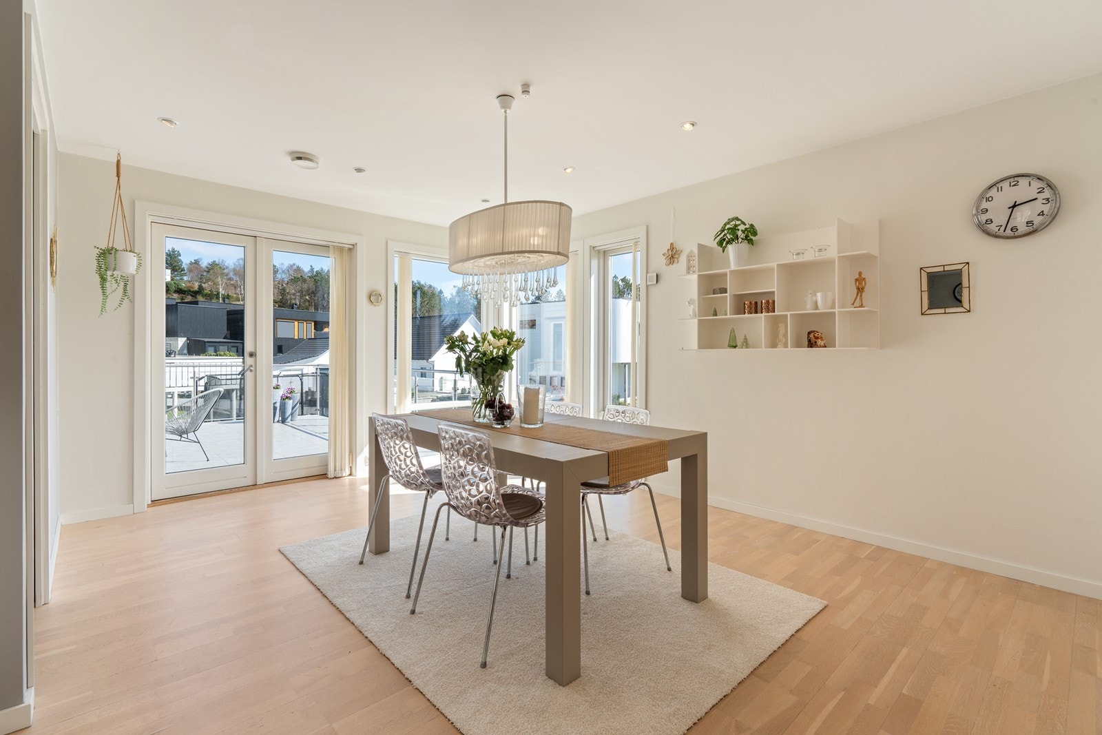 God plass til et stort spisebord som legger til rette for hyggelige måltider og sosiale sammenkomster. Herfra er det også utgang til terrasse nr. 2 Galleribilde