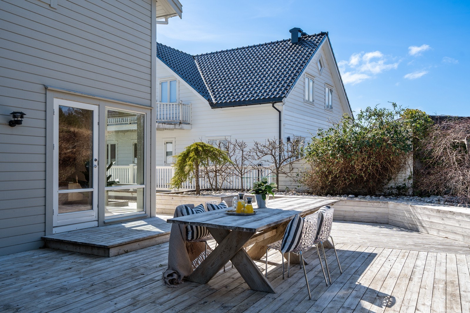 Frodig og velstelt beplantning som gir uteområdet et innbydende preg Galleribilde