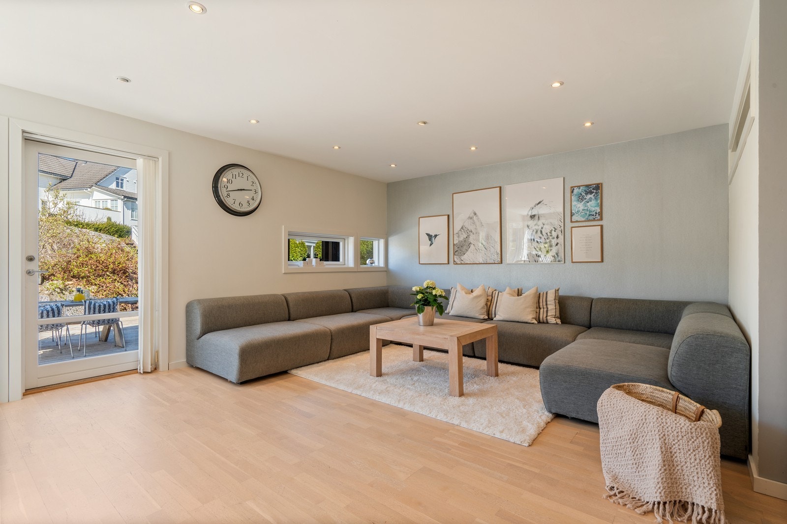 Stilrene downlights i tak som gir en moderne og behagelig belysning, samtidig som de bidrar til et rent og elegant uttrykk i rommet Galleribilde