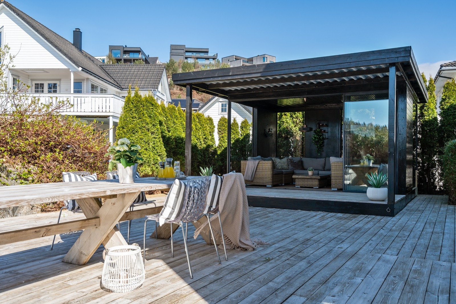 Romslig terrasse samt sommerstue (sommerstuen er ikke godkjent, ref. pkt. ferdigattest) Galleribilde