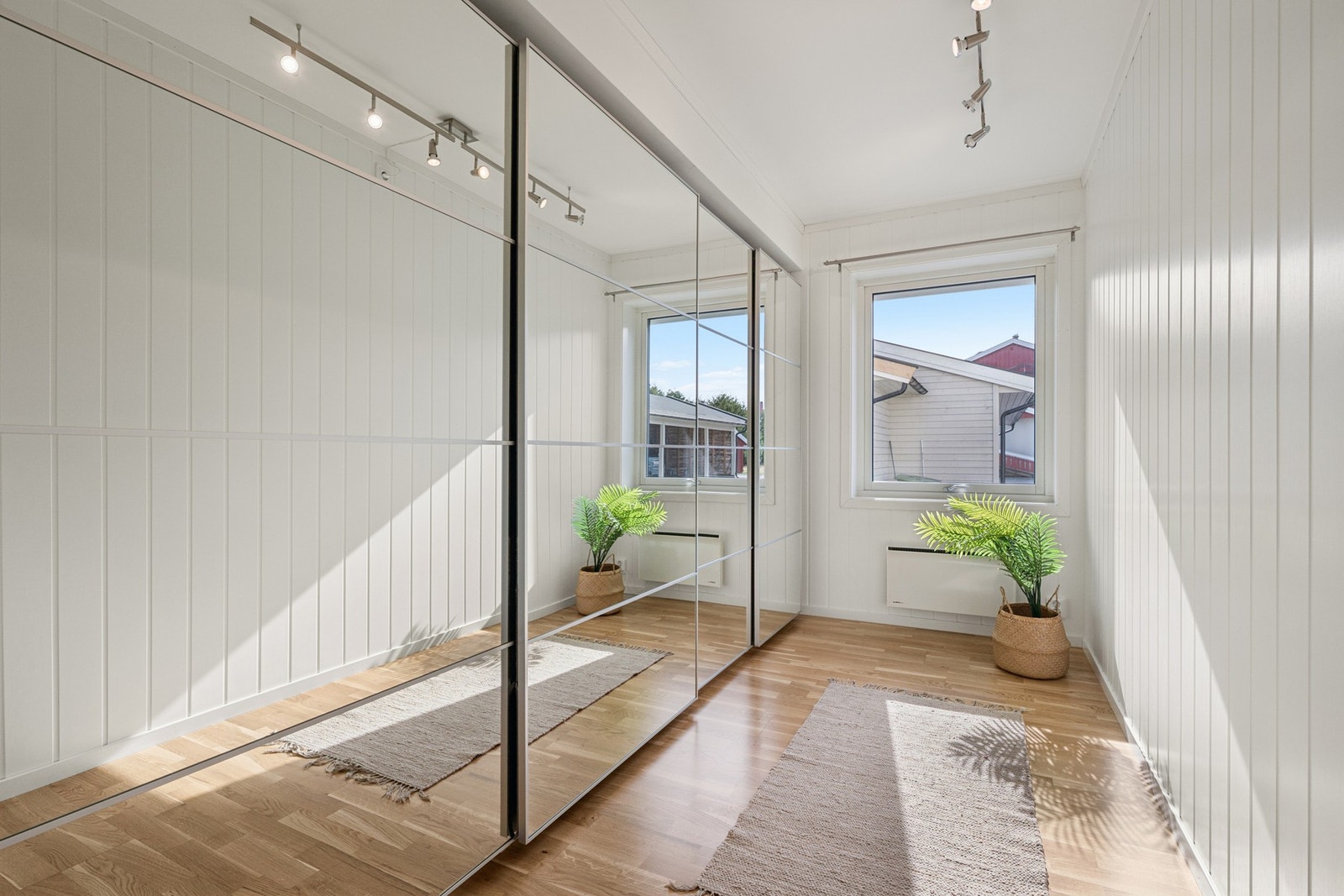 Det tredje soverommet er i dag innredet med skyvedørsgarderobe og fungerer utmerket som walk-in garderobe. Galleribilde