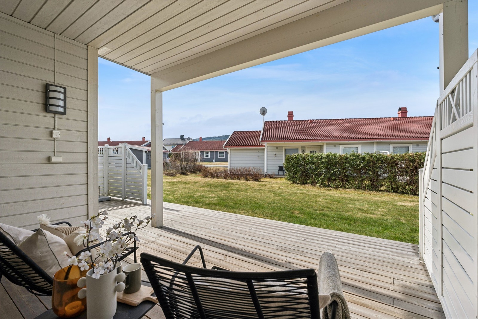 Fra spisestuen er det utgang til en solrik og delvis overbygget terrasse. Galleribilde