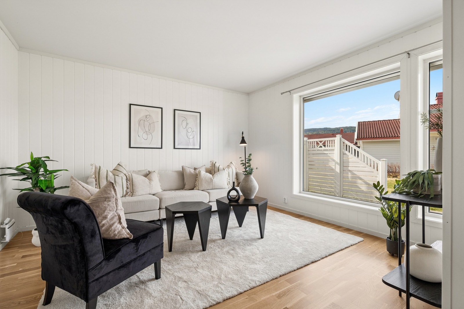 Stuen fremstår som lys og innbydende, med plass til sofagruppe og øvrig møblement etter ønske. Galleribilde