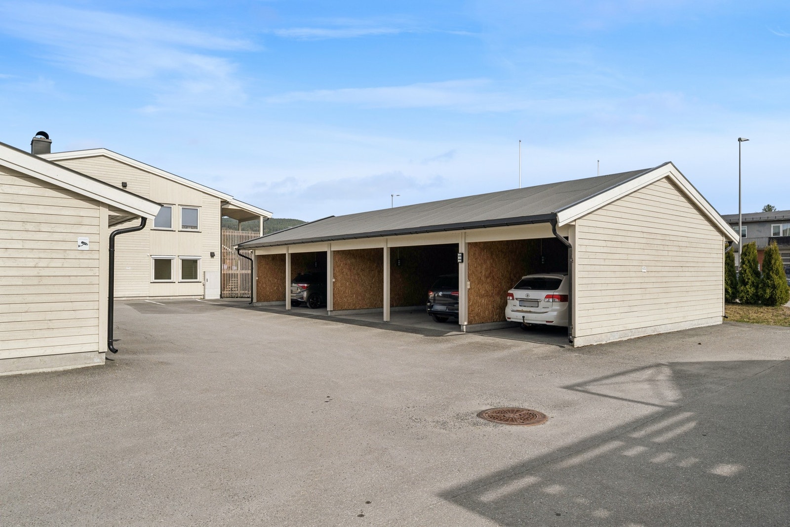 Seksjonen disponerer parkering i felles carport anlegg med tilhørende bod. Galleribilde