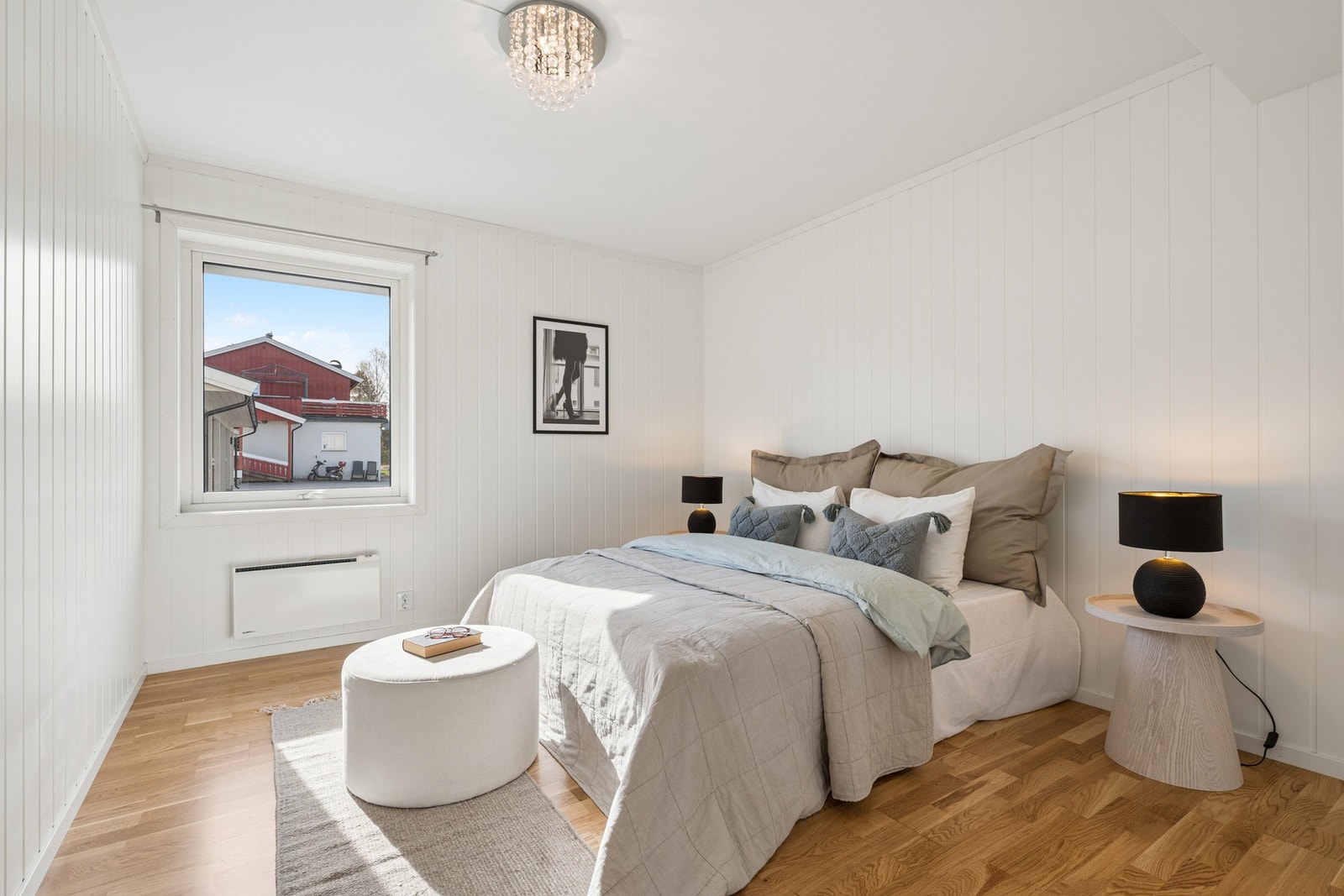 Hovedsoverommet er romslig og har god plass til dobbeltseng, nattbord og øvrig ønsket møblement. Galleribilde