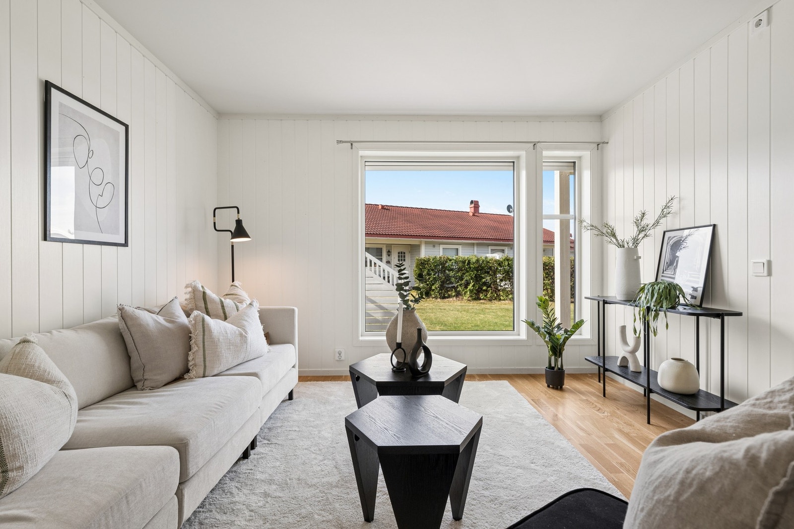 Boligen har en sentral beliggenhet på Sokna, med gangavstand til dagligvarebutikk, kafé, lege og øvrige servicetilbud. Galleribilde