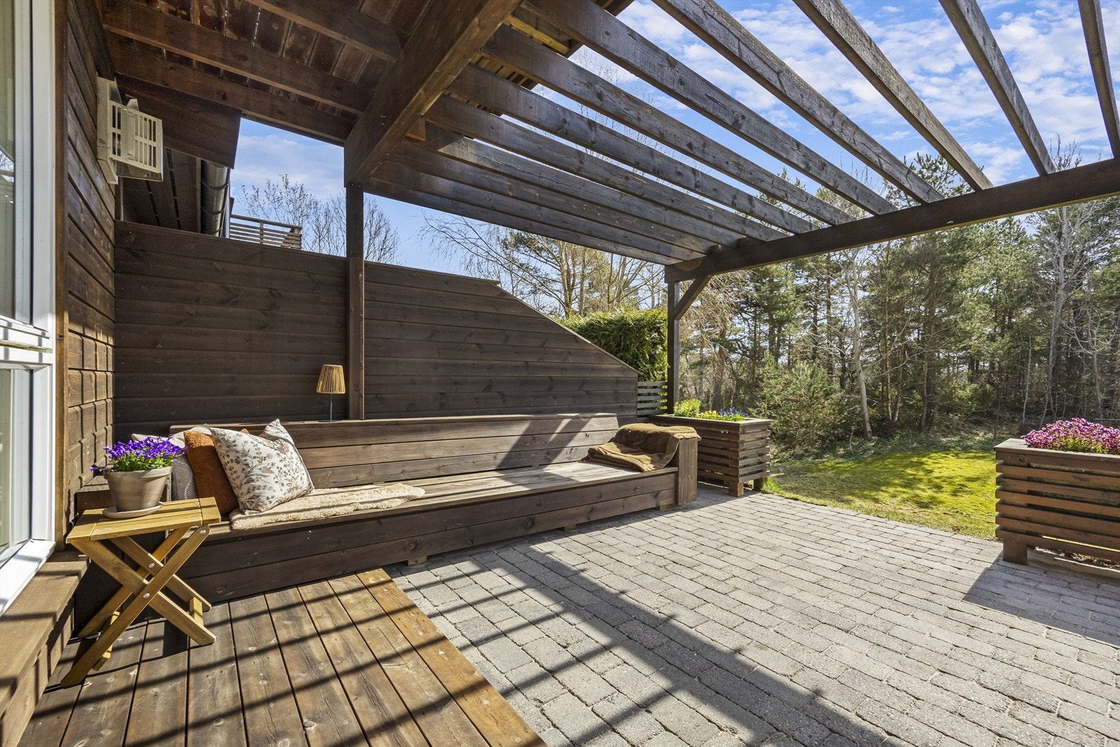 Den store uteplassen på 43 m² har en pergola som gir en lun sone. Galleribilde