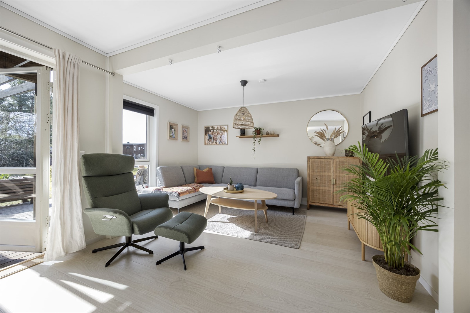 Fra stuen er det direkte utgang til den store plattingen på 43 m². Galleribilde