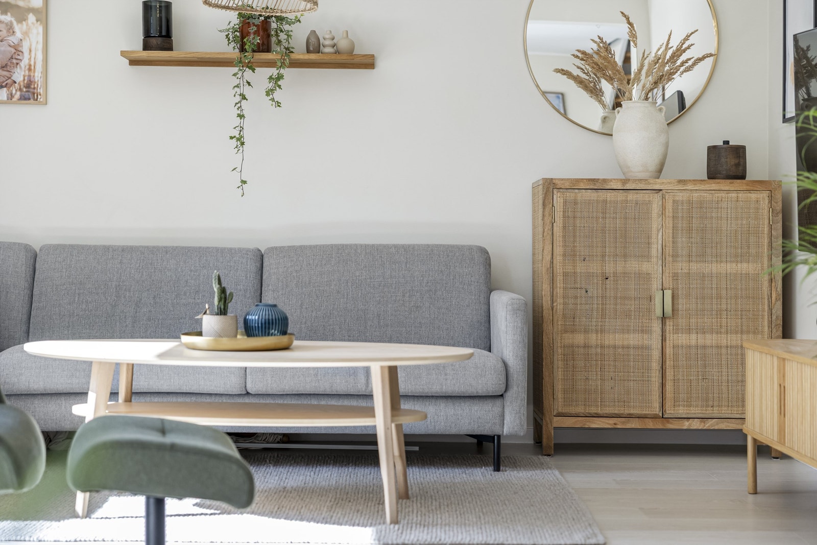 Stuen er lett å møblere og har god plass til en romslig sofagruppe. Galleribilde