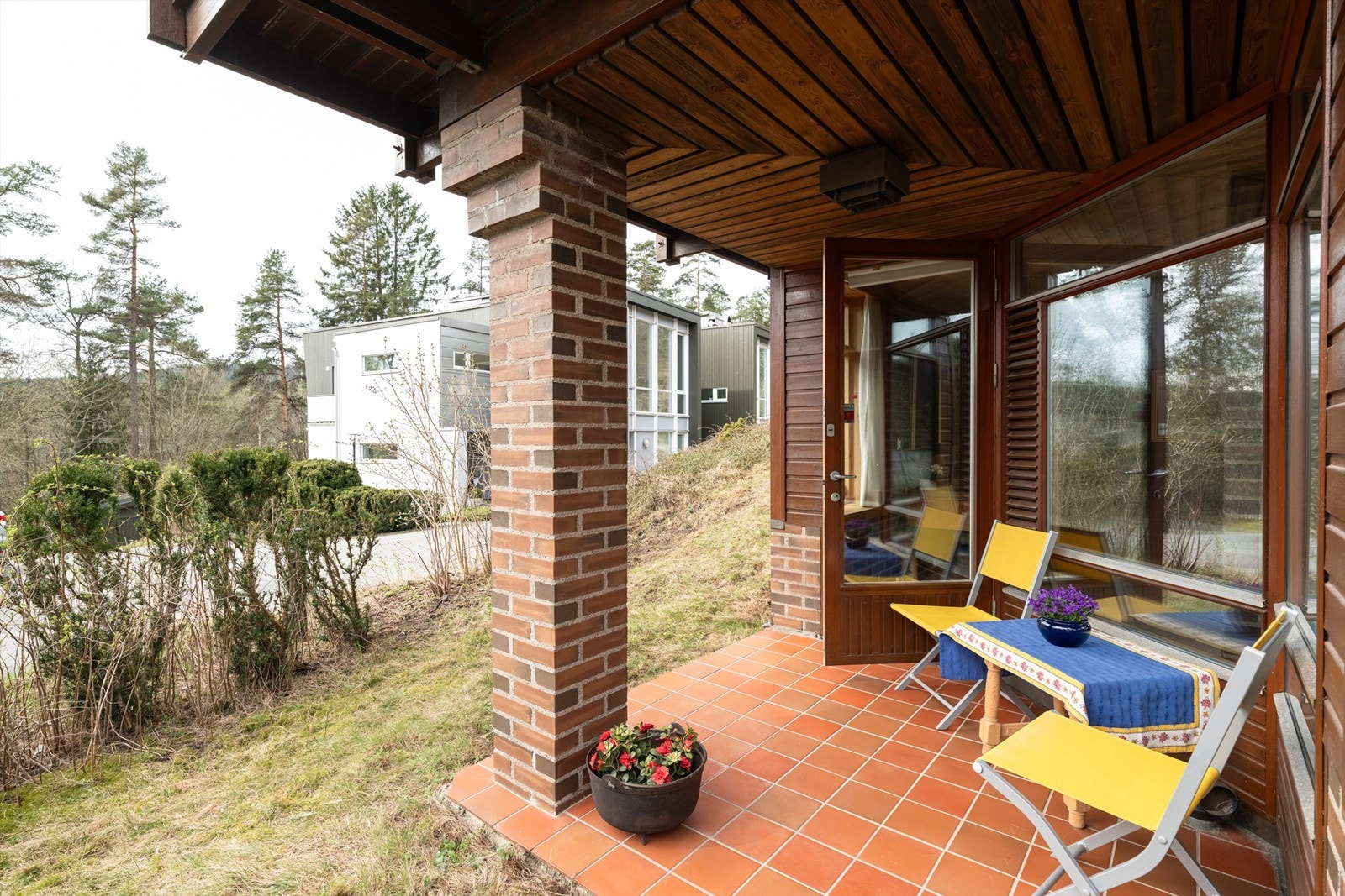 Flislagt terrasse i kjeller som også har fine solforhold på dagtid. Galleribilde