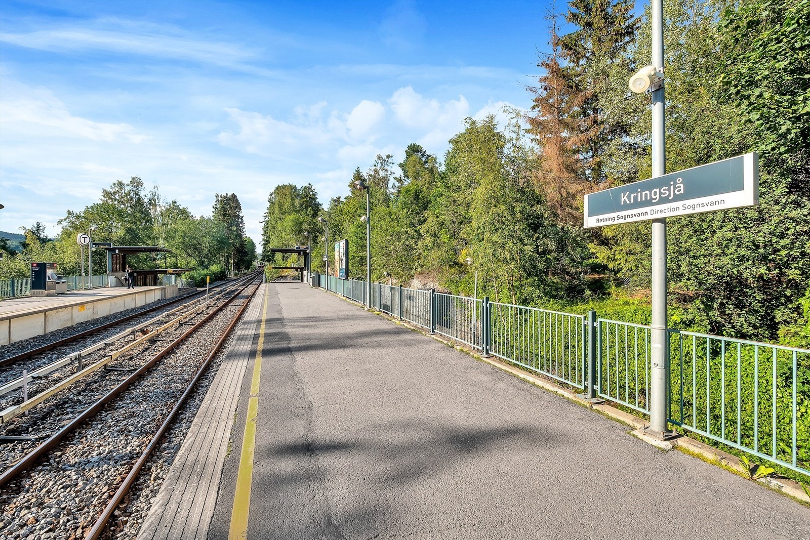 Noen få minutter å gå til Kringsjå T-bane som tar deg inn til byen. Galleribilde