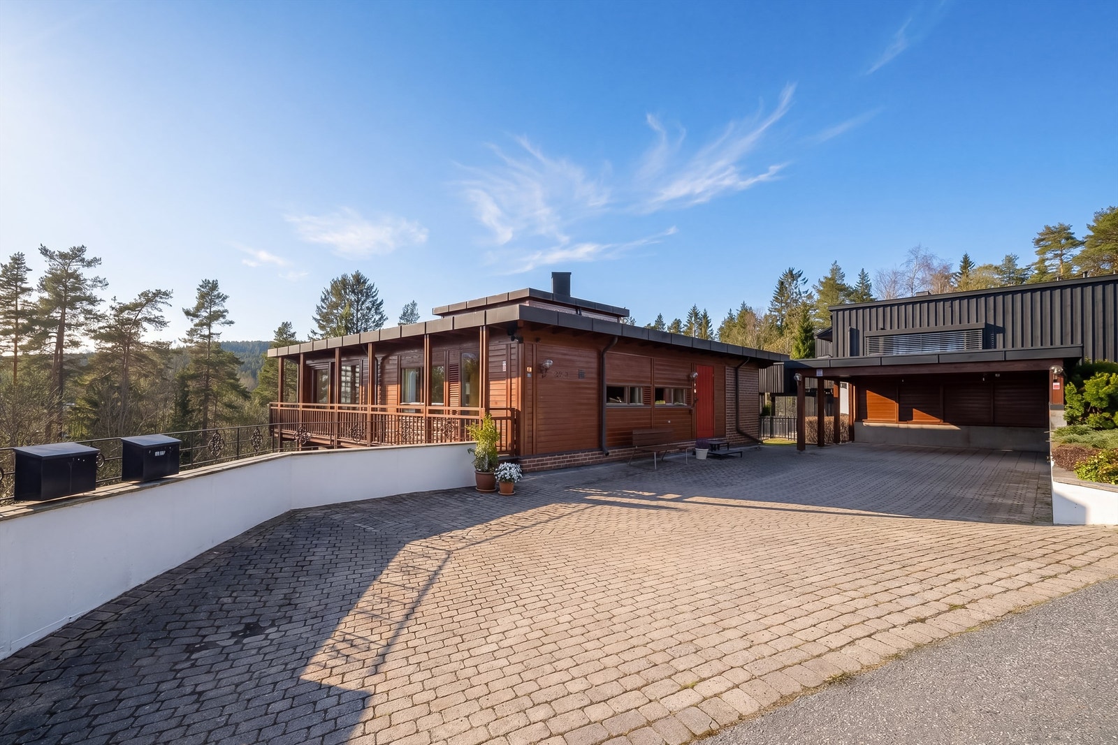 Velholdt enebolig med stor og innbydende innkjørsel med flere muligheter. Galleribilde